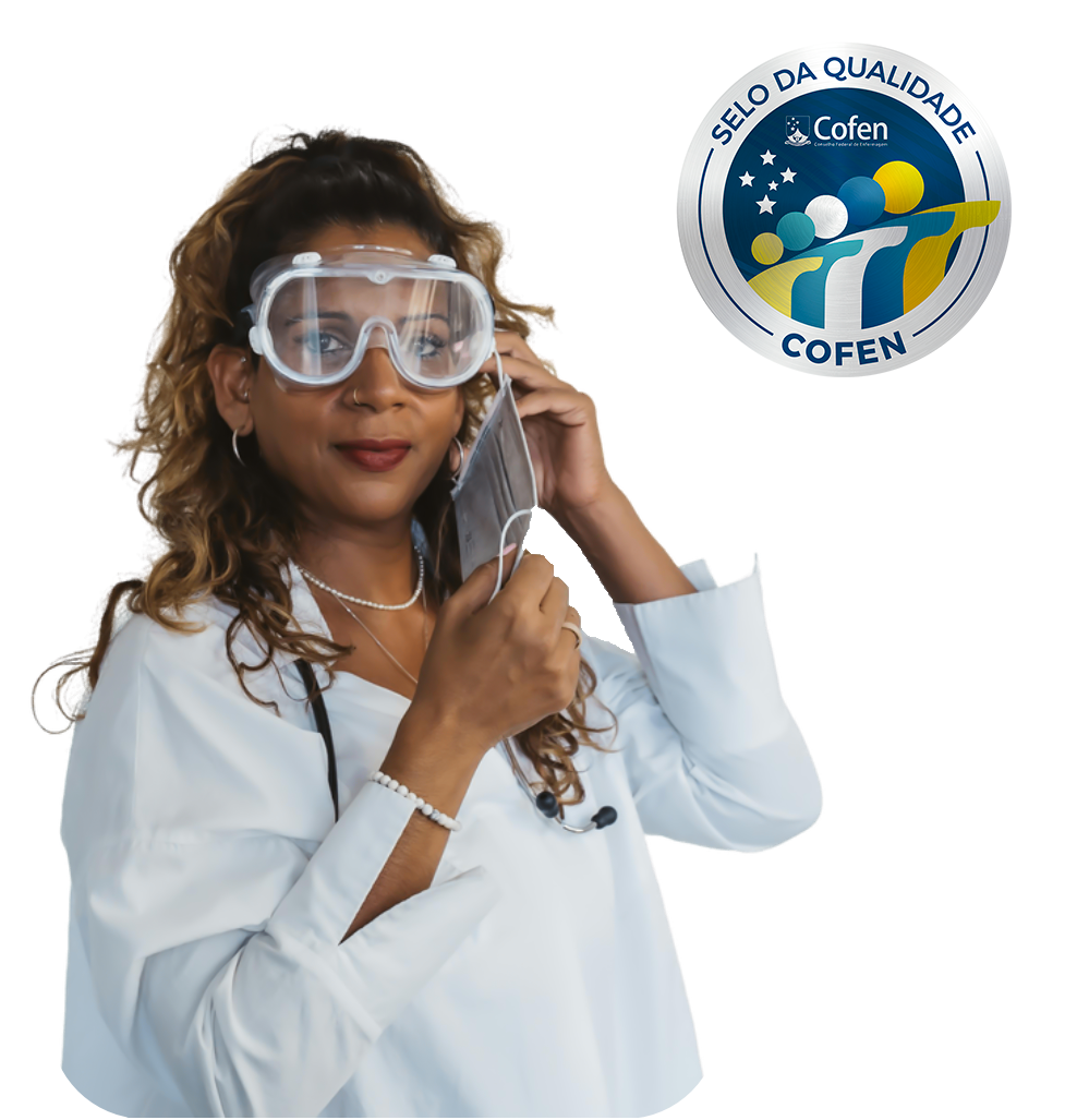 mulher, negra com oculos de EPI colocando uma mascara com selo da COFEN